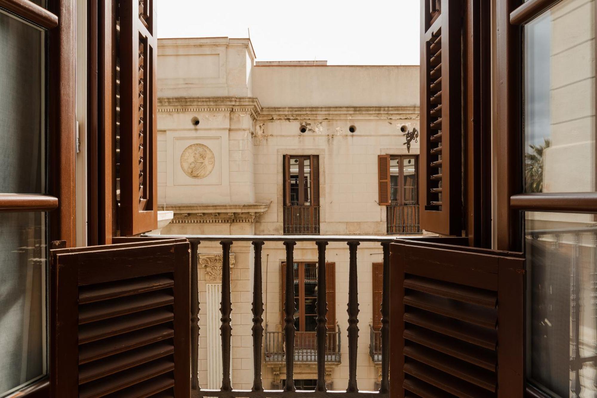 Do Placa Reial Powered By Sonder Barcelona Habitación foto A typical window in a house in Malta