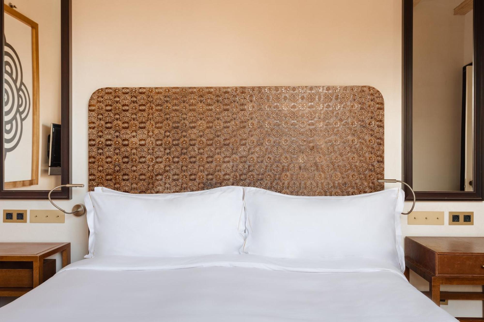 Do Placa Reial Powered By Sonder Barcelona Habitación foto A bed with a headboard