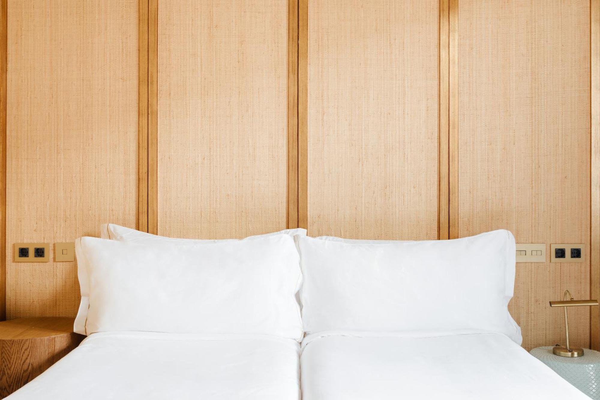 Do Placa Reial Powered By Sonder Barcelona Habitación foto A bed with two pillows