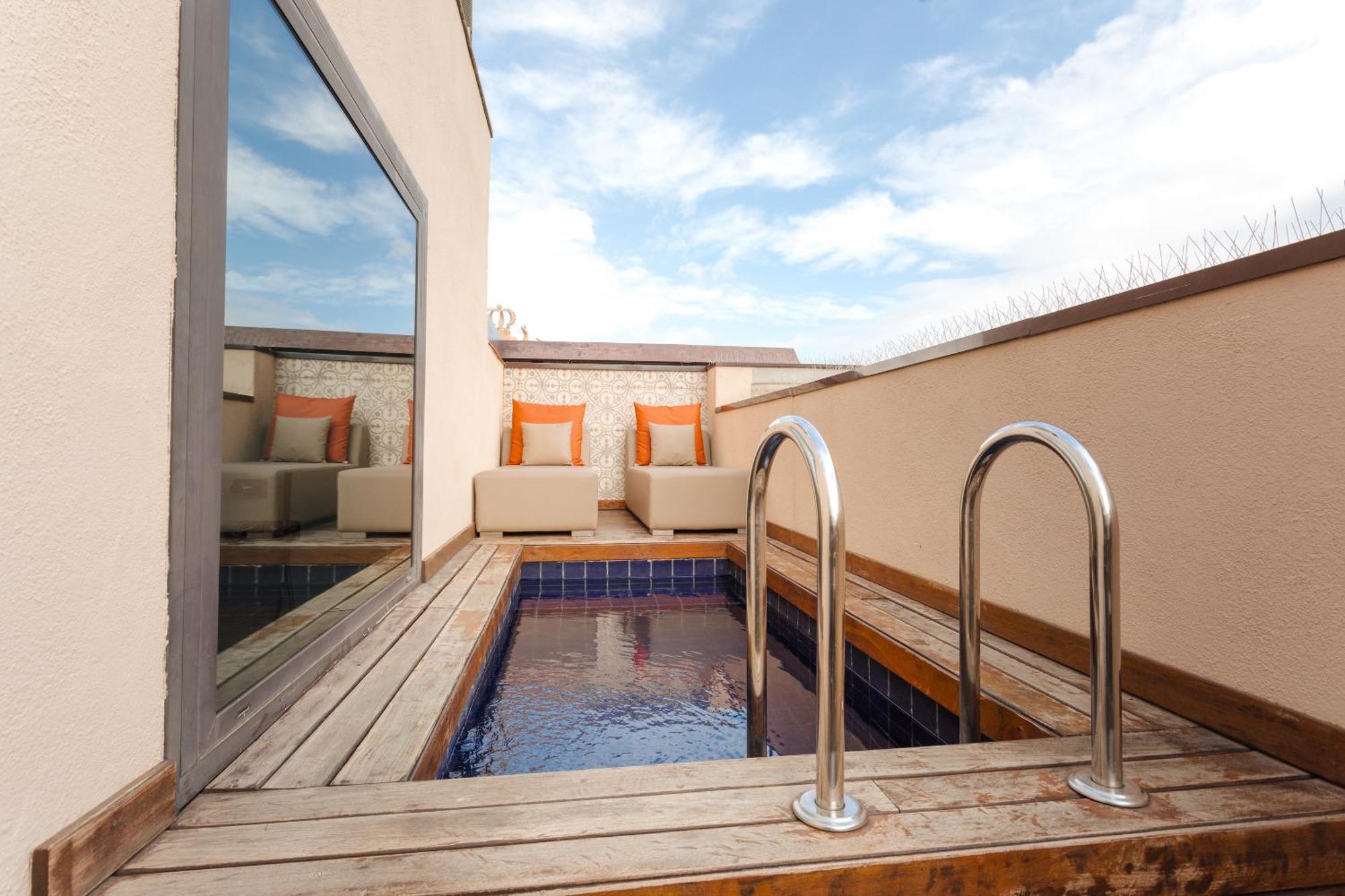 Do Placa Reial Powered By Sonder Barcelona Habitación foto A private pool at a hotel