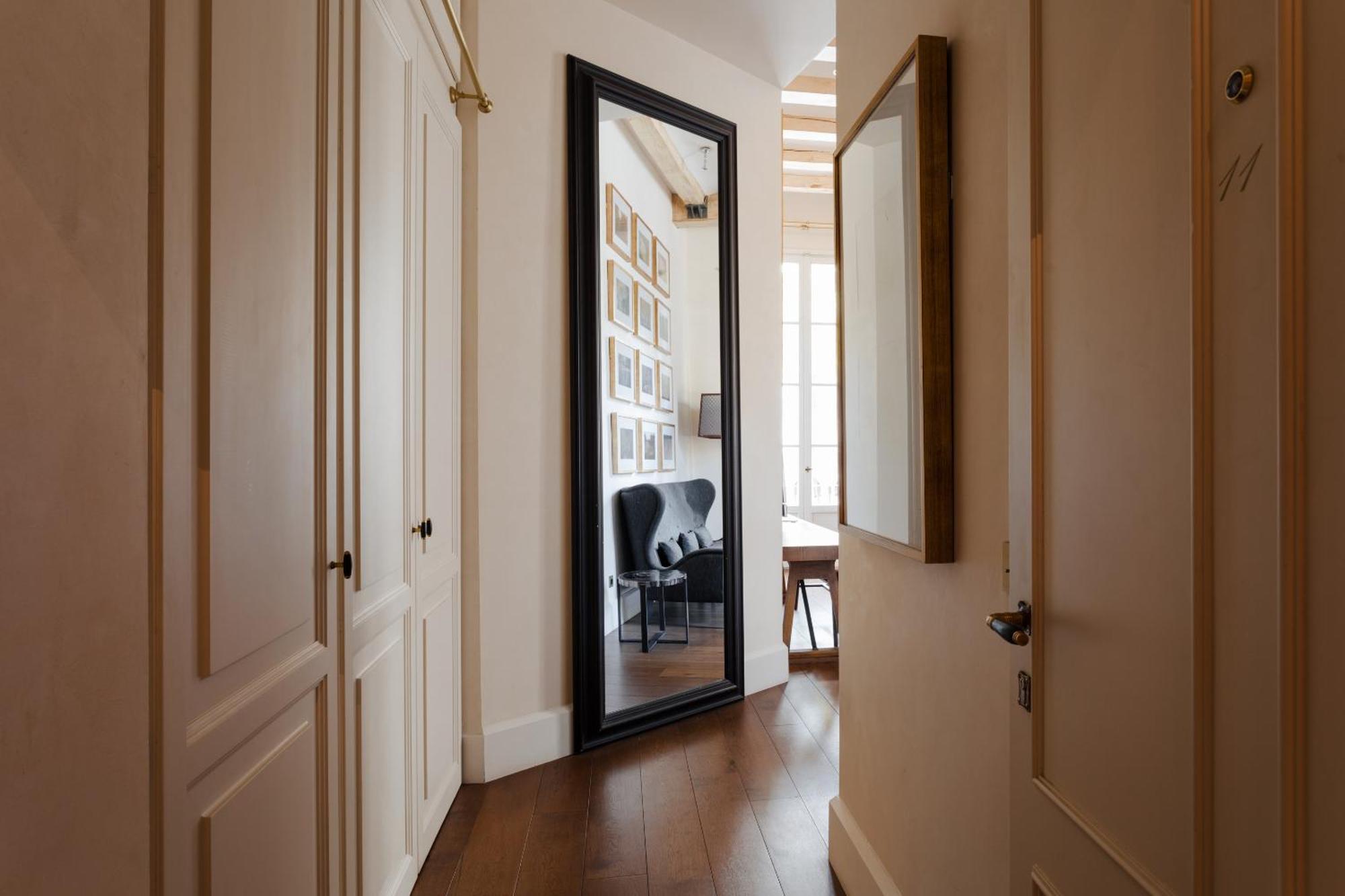Do Placa Reial Powered By Sonder Barcelona Habitación foto A mirror in a home