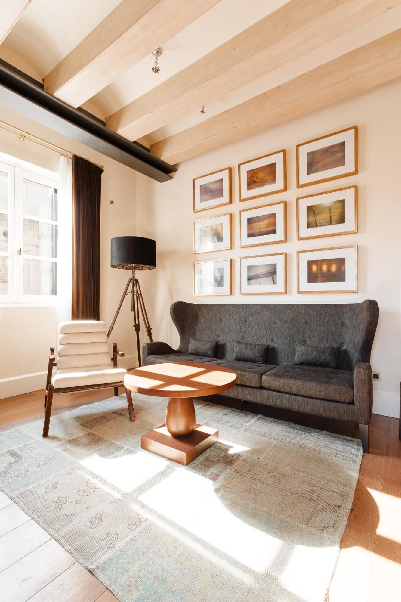 Do Placa Reial Powered By Sonder Barcelona Habitación foto A living room