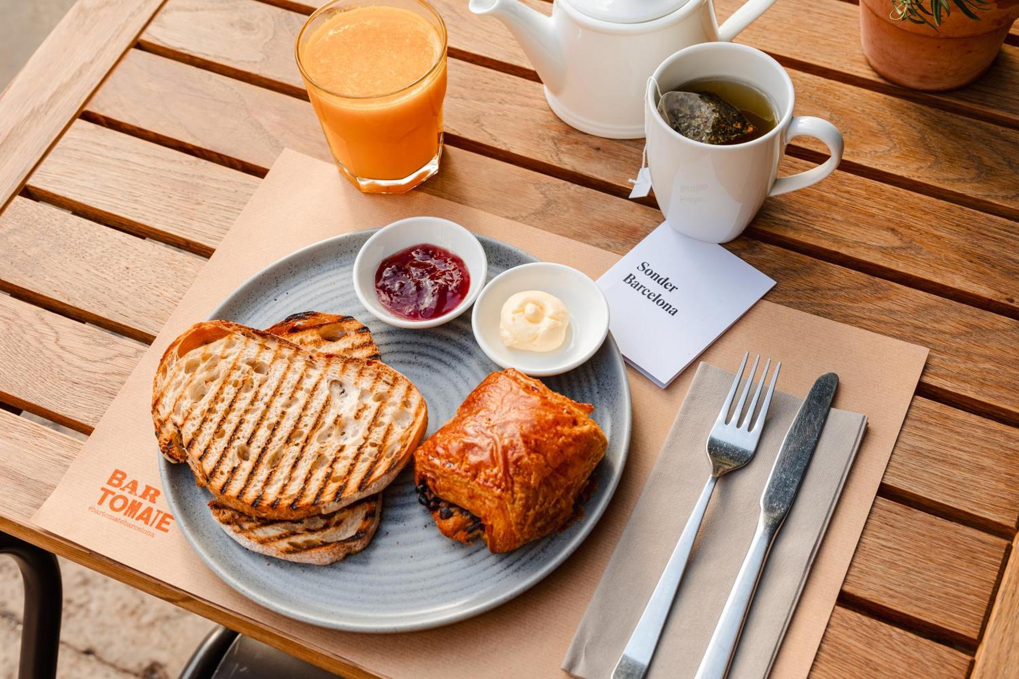 Do Placa Reial Powered By Sonder Barcelona Exterior foto A breakfast at the restaurant