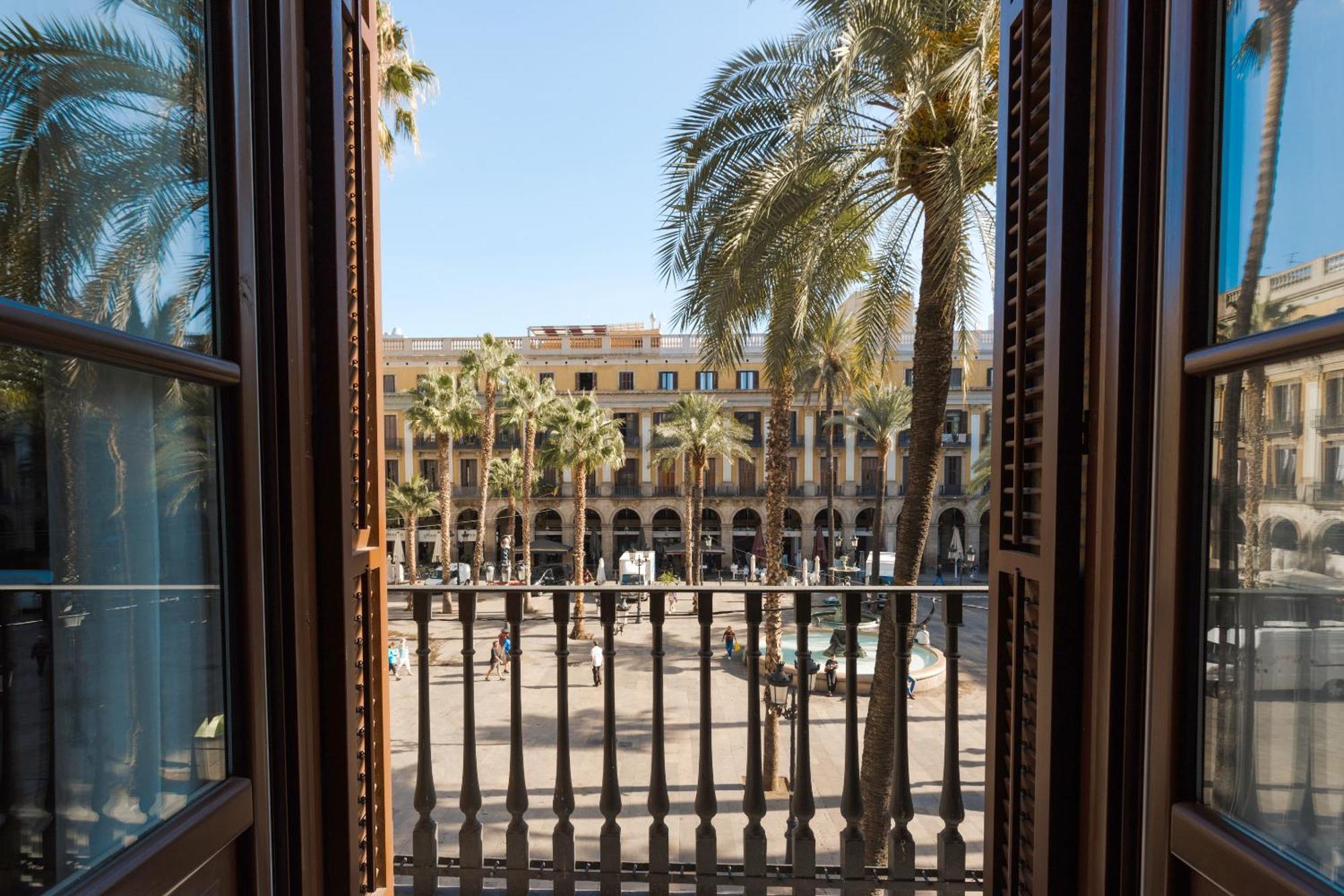 Do Placa Reial Powered By Sonder Barcelona Exterior foto View of the square from the hotel